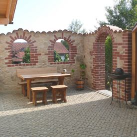 gartenmauer-sitzplatz.jpg