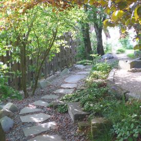 gartenweg-trittplatten-granit.jpg